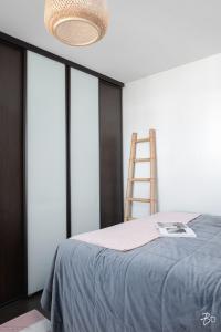 una camera con letto, scala e luce di Valoisa 44,5 m2 kaksio Lahden keskustassa a Lahti