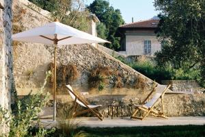 twee stoelen en een paraplu voor een huis bij Hôtel du Couvent, a Luxury Collection Hotel, Nice in Nice +37 foto's