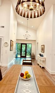 een fruitschaal op een tafel in de woonkamer bij Deluxe Fun House - Pet Friendly in Piney