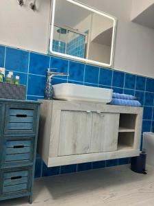 łazienka z umywalką i lustrem w obiekcie La Dinette Riomaggiore w mieście Riomaggiore +25 zdjęć