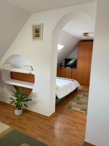 una camera con letto in una stanza con arco di Pensiunea La Plai - Oază de Relaxare a Plaiu Şarului