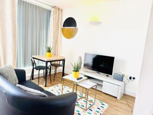 un salon avec un canapé et une télévision dans l'établissement Luxury Flat in Canterbury City Center, à Canterbury