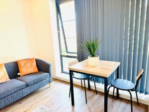 un salon avec une table et un canapé dans l'établissement Luxury Flat in Canterbury City Center, à Canterbury