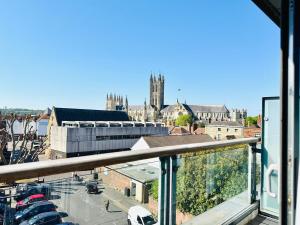 une vue d'une ville depuis un balcon dans l'établissement Luxury Flat in Canterbury City Center, à Canterbury