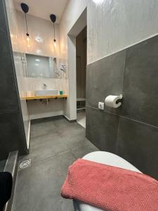 Ένα μπάνιο στο Thess Rooms Agion Panton 12