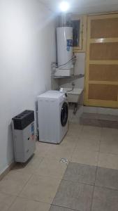 lavadero con lavadora y nevera en Casa Wasi Qellu, en San Rafael