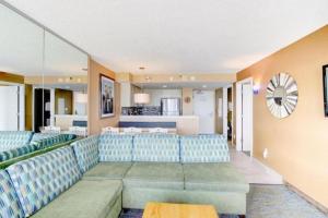 un salon avec un canapé et une table dans l'établissement Boardwalk Resort and Villas, à Virginia Beach 3 autres photos