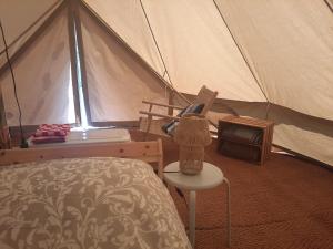 Postel nebo postele na pokoji v ubytování Landgoed Julianahoeve Tent