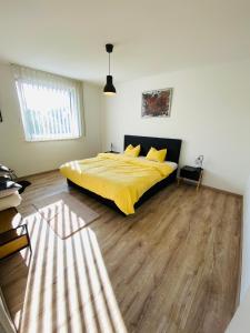 1 dormitorio con 1 cama con manta amarilla en Modern House in Spielberg near Red Bull Ring, en Spielberg
