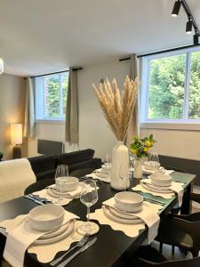 ストックポートにあるHillgate Loftのダイニングルームテーブル(皿、ワイングラス付)