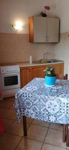una cocina con mesa y mantel. en B&B La Foglietta, en Paganica
