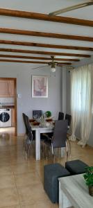 Un comedor con mesa y sillas en Apartamento Carabassi, en Alicante