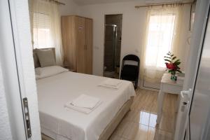 apartmani DENI客房内的一张或多张床位