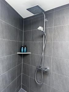 eine Dusche mit Duschkopf in einem Badezimmer in der Unterkunft Modernisierte Ruheoase mit Parkplatz in Osnabrück
