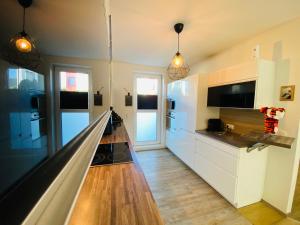 cocina grande con armarios blancos y pasillo en Modern House in Spielberg near Red Bull Ring, en Spielberg