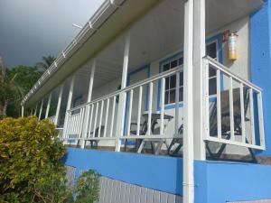 a blue and white house with a balcony at Posada paradise suite in Providencia