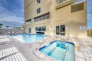 una piscina frente a un edificio en Island Royale P 301, en Gulf Shores