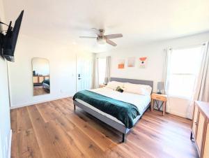 una camera da letto con un letto e un ventilatore a soffitto di Cactus Guest Suite a Chandler