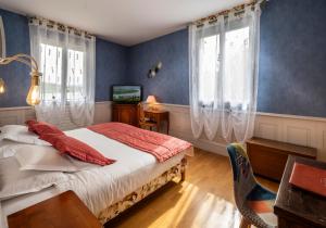 sypialnia z łóżkiem, biurkiem i oknami w obiekcie Hôtel Beau Rivage Condrieu w mieście Condrieu +54 zdjęcia