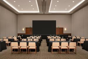 une salle de conférence avec des tables, des chaises et un écran dans l'établissement Dreams Los Cabos Suites Golf Resort & Spa, à Cabo San Lucas 43 autres photos