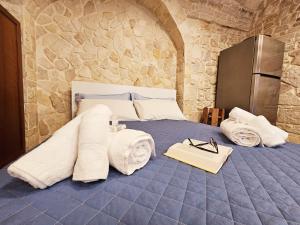 a bedroom with a bed with towels on it at Nilò holiday house in Molfetta