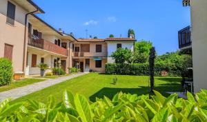 a view of a yard of a house at Garda del Sole in Lazise
