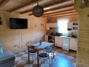 Η κουζίνα ή μικρή κουζίνα στο Domki u Michała nad Soliną +39 φωτογραφίες