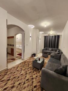 sala de estar amplia con sofá y mesa en Nopian 1, en Luxor