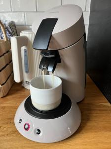 Orp-le-GrandにあるMaison Little Dotsのコーヒーメーカーが備わります。