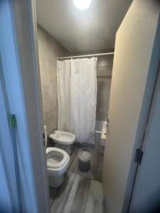 a small bathroom with a toilet and a shower at Calmo y luminoso cercano a avenida Avellaneda in Buenos Aires
