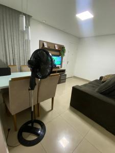 Televiisor ja/või meelelahutuskeskus majutusasutuses Apto próx ao shopping