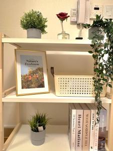 ein Bücherregal mit Topfpflanzen und Büchern in der Unterkunft Cozy house in Seoul