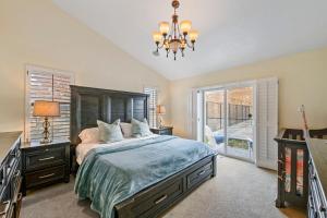 Ένα ή περισσότερα κρεβάτια σε δωμάτιο στο Eagle Mountain Villa +28 φωτογραφίες