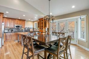 Η κουζίνα ή μικρή κουζίνα στο Eagle Mountain Villa