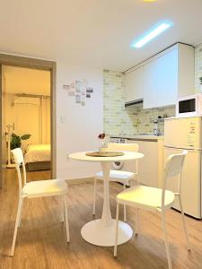 eine Küche mit Tisch und Stühlen in einem Zimmer in der Unterkunft Cozy house in Seoul