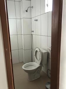 un piccolo bagno con wc e doccia di Carnaúba Palace Hotel a Campo Maior