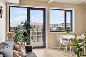 特罗姆瑟Tromso Vervet - Ocean View的客厅里有一张沙发和一张桌子。