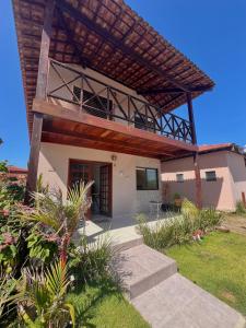 una casa con una pérgola encima en Espaço inteiro Casa de Praia no Brasil Pernambuco, en Paulista