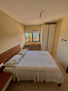 Un dormitorio con una cama grande con ventana. en Espaço inteiro Casa de Praia no Brasil Pernambuco, en Paulista 23 fotos más