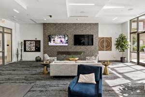 Μια τηλεόραση ή/και κέντρο ψυχαγωγίας στο Spacious 2BD - 5 Min DT, Gym, Parking, W-D - Sleep 12