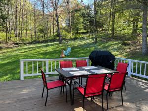 un tavolo e sedie su una terrazza con vista su un cortile di Main Street Retreat in Sunapee a Sunapee