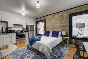 Η κουζίνα ή μικρή κουζίνα στο Adorable Studio McKinley Beach - Brady St Lower East