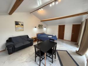 a living room with a couch and a table at Quinta do Sossego in Pico da Pedra
