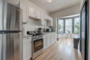 Η κουζίνα ή μικρή κουζίνα στο Lovely Studio McKinley Beach - Brady St Lower East +14 φωτογραφίες