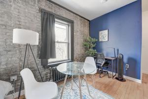 Χώρος καθιστικού στο Charming Studio McKinley Beach - BradySt Lowr East