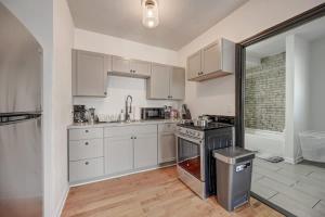 Η κουζίνα ή μικρή κουζίνα στο Charming Studio McKinley Beach - BradySt Lowr East +13 φωτογραφίες