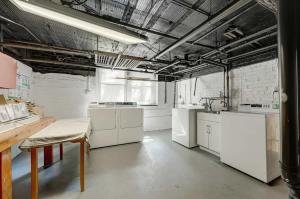 Η κουζίνα ή μικρή κουζίνα στο Serene Studio McKinley Beach - Brady St Lower East