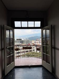 Vista generica sulle montagne o vista sulle montagne dall'interno dell'hotel