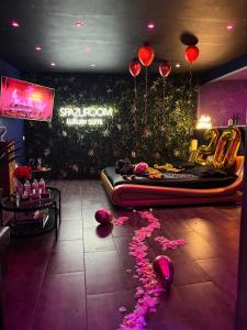 una camera con un letto con fiori rosa sul pavimento di Spazuroom Luxury Suite a Mouscron Altre 26 foto