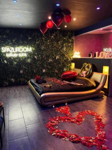 una camera con un letto con un cuore sul pavimento di Spazuroom Luxury Suite a Mouscron